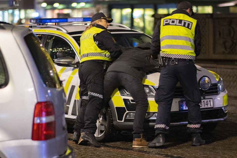 ARRESTERT: En mann slo bulk i panseret på en politibil på Bragernes Torg.