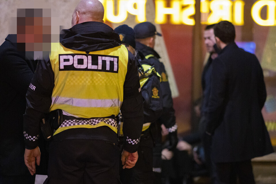 HÅNDGEMENG PÅ TORGET: Knuffingen løste seg ved hjelp fra forbipasserende som fikk skilt partene.