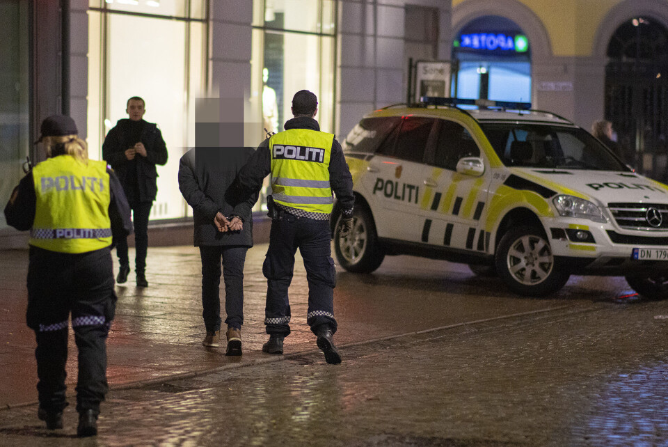 Én person som påkalte politiets oppmerksomhet var en ung mann som gikk fullstendig berserk utenfor legevakta i Drammen natt til søndag.