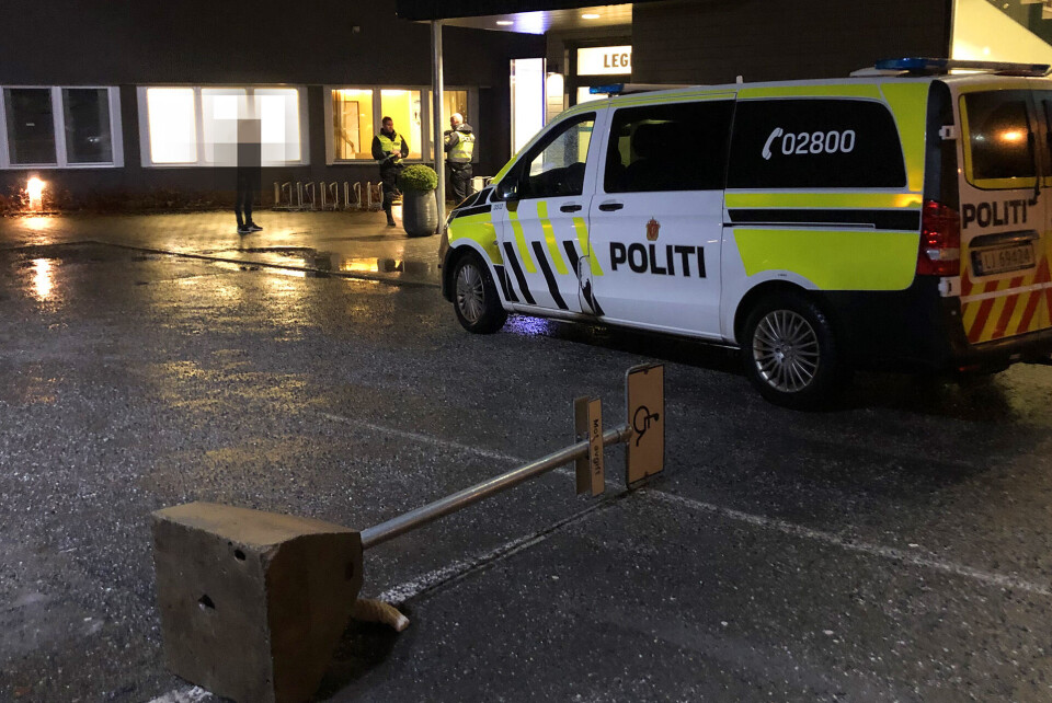 LEGEVAKTA: Mannen veltet blant annet dette skiltet og knuste glass i inngangspartiet på legevakta.