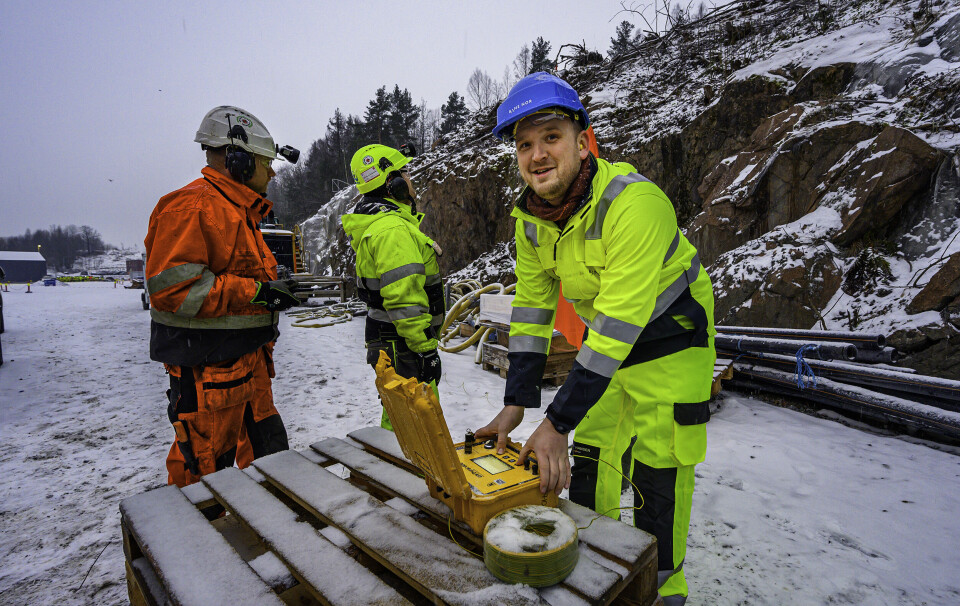 FYRTE AV: Samferdselsminister Jon Georg Dale trykker på knappene og utløser de første 30 kilo dynamitt i jernbanetunnelen. - Da gjenstår det å vinne noen valg, så kommer jeg til åpningen, sa ministeren med et smil om munnen etter at drønnet hadde lagt seg.