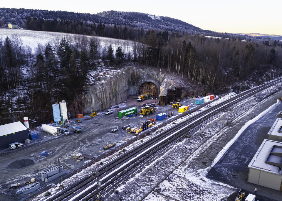 Ved Gulliksrud vil den nye tunnelen komme ut i skjæringen til venstre i bildet, og kobles sammen med eksterende Vestfoldbane. Steinmassene skal transportes gjennom industriområdet Dråpen og ned til Drammen havn.