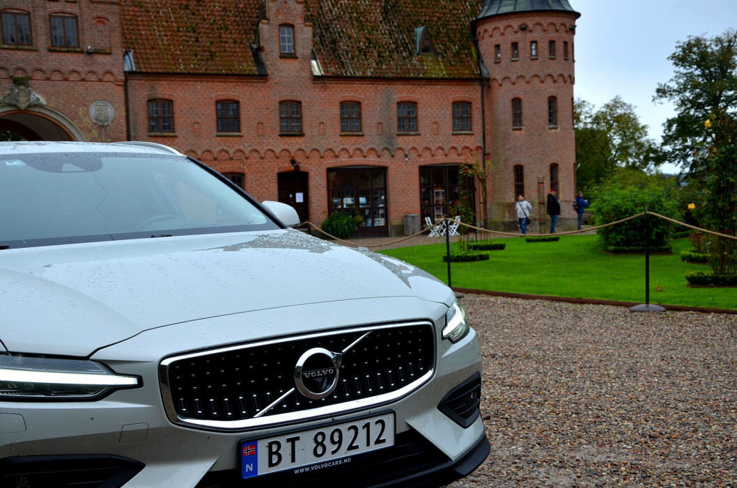 SKANDINAVISK: Vi tok en roadtrip utenom sesongen for å teste Volvos nye V60 Cross Country, her fra Egeskov Slot på Fyn. SKANDINAVISK: Vi tok en roadtrip utenom sesongen for å teste Volvos nye V60 Cross Country, her fra Egeskov Slot på Fyn.