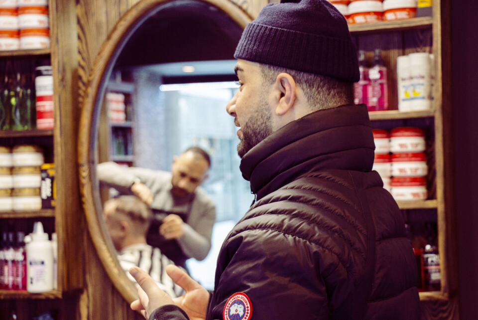 STADIG NYE KUNDER: Da DRM24 er på besøk dukker en ny kunde opp. Ari synes det er stas at drammensere setter pris på barbershopen hans.