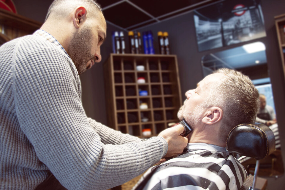 SKUMMELT Å TA SKJEGGET: - Etter to år med stort skjegg var tiden inne for å fjerne mesteparten, forteller en kunde som er innom Aris Barber Shop. Han forteller det var litt uvant og skummelt, men samboeren ble veldig fornøyd.
