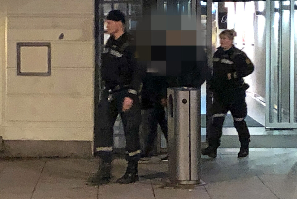 TATT PÅ FERSKEN: Et par av de kandidatene som stod for «moroa» i sentrum ble kjørt hjem til sine foresatte etter en alvorsprat med politiet.