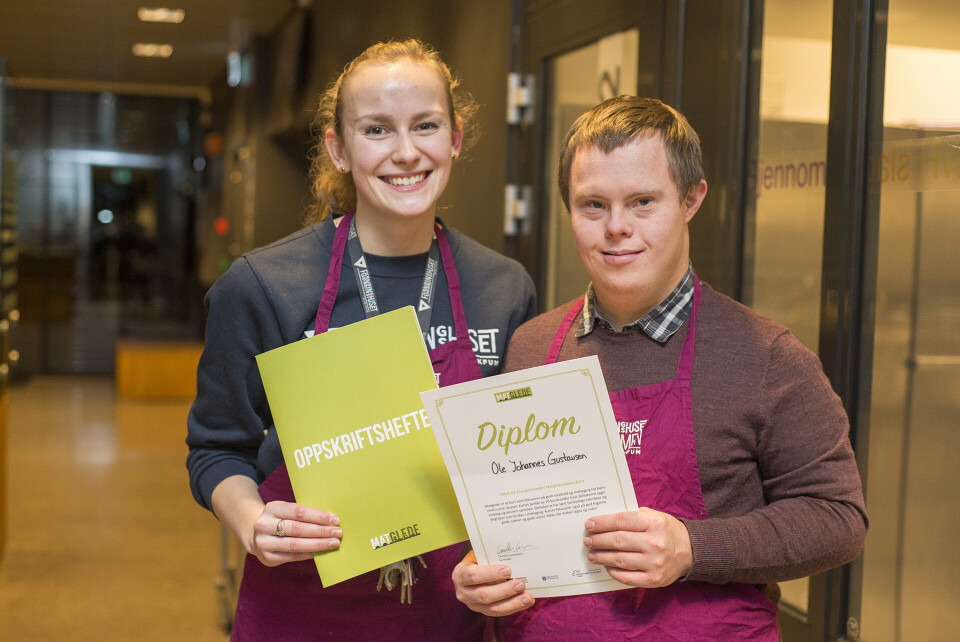 FIKK DIPLOM: Prosjektleder Camilla Gustavsen og Johannes, en av deltakerne på kurset.