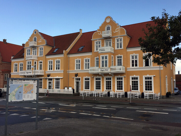 Og slik var mottakelsen også på Radisson Blu i Århus og Hotel Odeon i Odense. De tre hotellene var svært så forskjellige, fra Skagen Hotel som har fått mange år på baken etter hvert, og som er forholdsvis lite, til de to store og nesten nye hotellene i Århus og Odense. Og slik var mottakelsen også på Radisson Blu i Århus og Hotel Odeon i Odense. De tre hotellene var svært så forskjellige, fra Skagen Hotel som har fått mange år på baken etter hvert, og som er forholdsvis lite, til de to store og nesten nye hotellene i Århus og Odense.