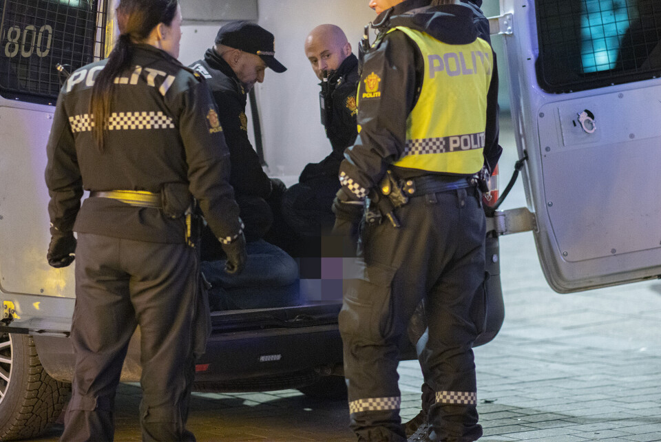 ARRESTEN NESTE: Slik endte kvelden for denne mannen etter å ha satt seg opp mot politiet.I HÅNDJERN: Nok en mann blir innbragt fra Bragernes natt til 1. nyttårsdag.TAXI-TRØBBEL: Politiet ble tilkalt etter at noen skal ha revet takskiltet av en taxi i Konnerudgata.