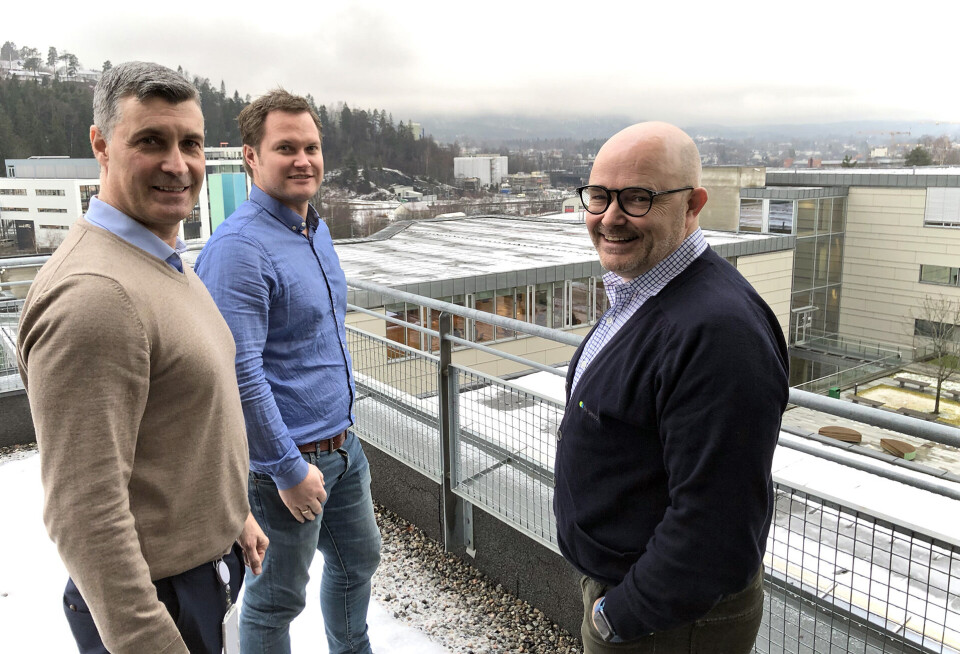 FLYTTER INN: Erik Nøkleby Holth og Christian Tidemann-Andersen i IT-konsulentskapet Align Consulting har signert kontrakt med Hakon Lærum og Kontorhuset, og flytter inn i bygget i bakgrunnen som en av de aller første.