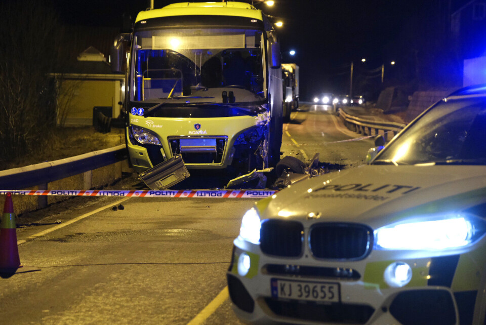 Omkom etter møteulykke mellom bil og buss på Svelvikveien