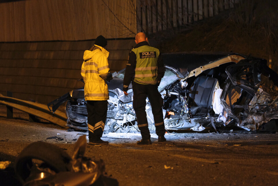 TOTALVRAK: Politiet og Statens Vegvesens ulykkesgruppe foretar undersøkelser av kjøretøyene og ulykkesstedet.
