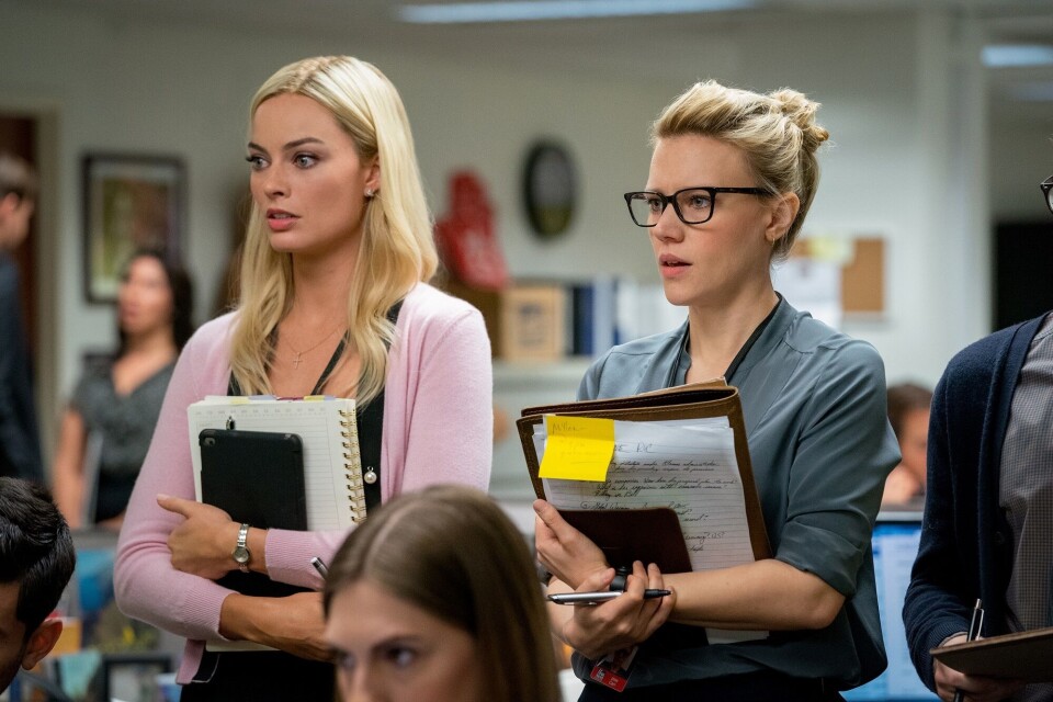 STERKE PERSONLIGHETER: Australske Margot Robbie og tidligere «Saturday Night Live komiker» Kate McKinnon spiller kollegaer i Fox News redaksjonen.
