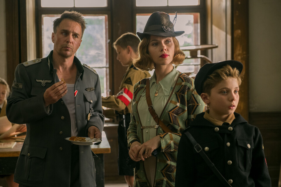 PÅ KONTORET: Sam Rockwell og Scarlett Johansson får briljere med sine snedige karakterer