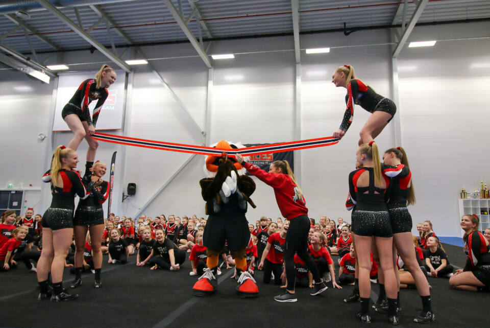 FULLT HUS: Store og små fra cheerleading-klubben ECT Eagles innviet søndag sitt nye treningsområde for de neste 20 årene. Her klipper klubbens maskot, Ørni snoren.
