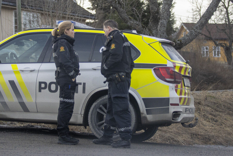 I VARETEKT: Her har politiet avhørt mannen, som sitter bak i innsatslederbilen.