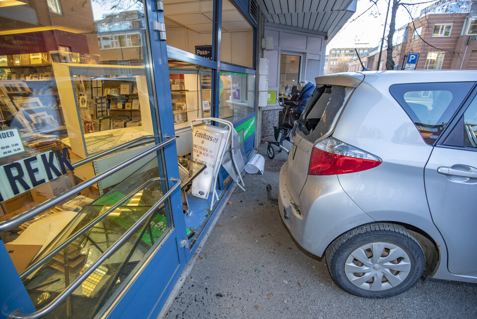 Tok feil av gass og brems - raserte butikkfasade