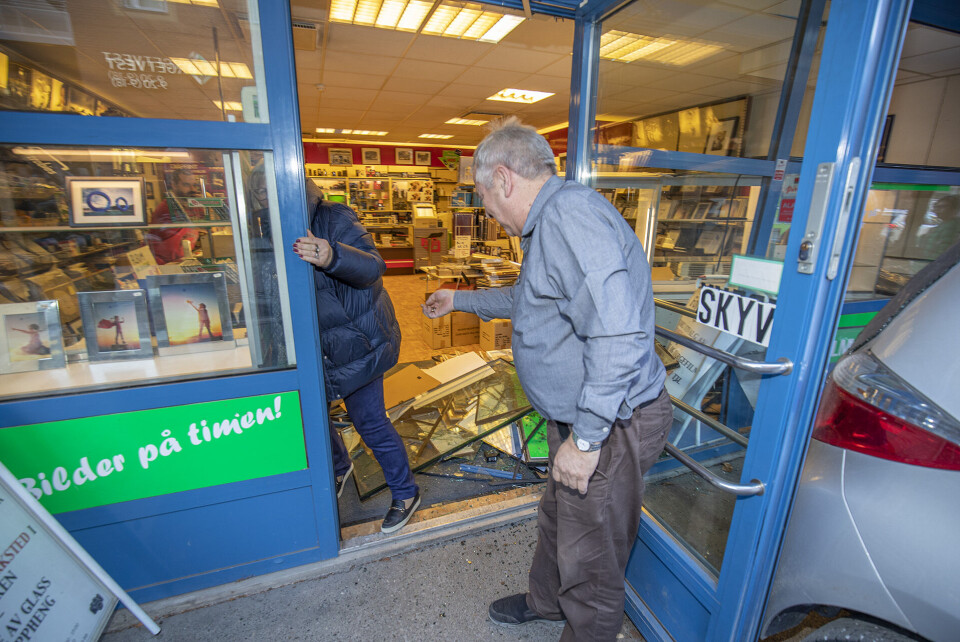 KUNDEASSISTANSE: Stener Skogmo hjelper en kunde ut av butikken over knuste vinduer.