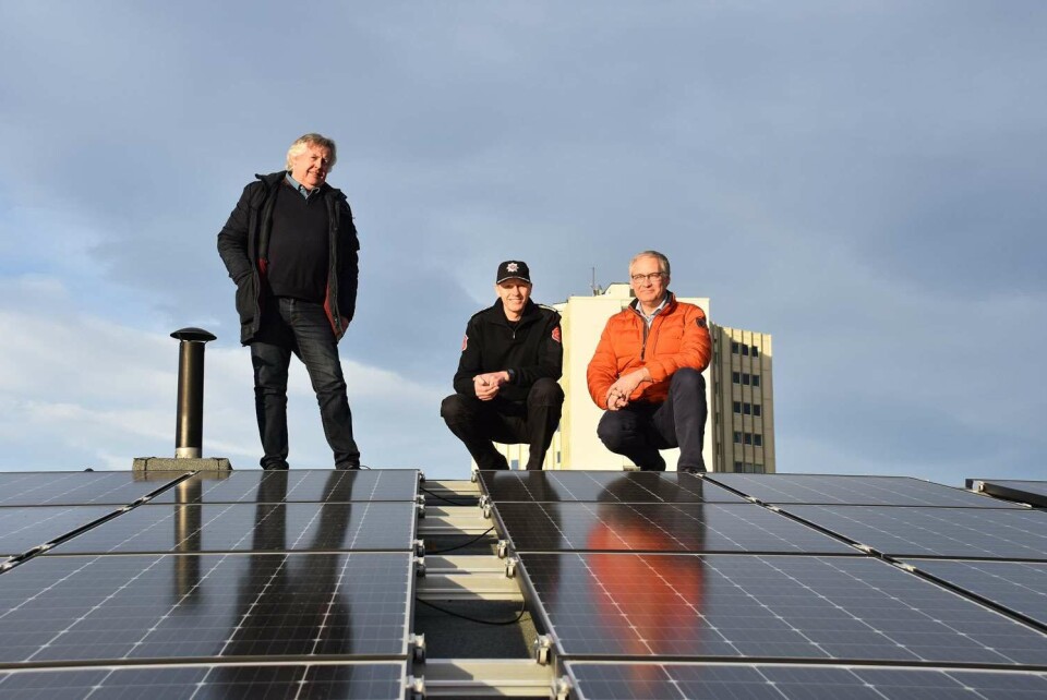 GRØNN ENERGI: Thor Christian Tuv i Solenergi Fusen, brannsjef Torgeir E. Andersen og Gjermund Brekke i Drammen Eiendom på befaring.