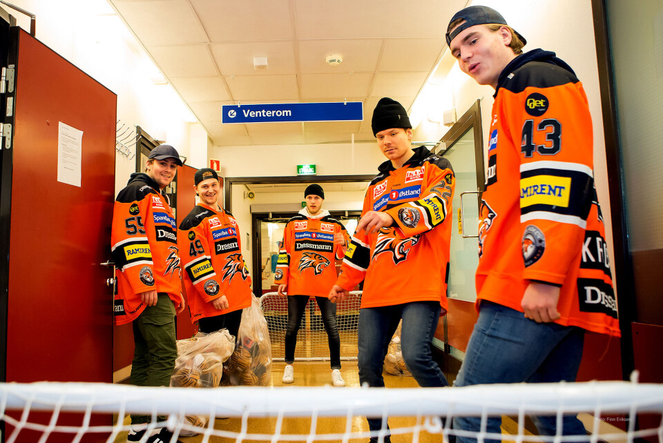 Hockeyspillere varmet barnehjerter i Drammen