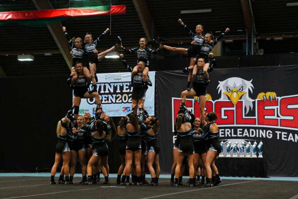 Premier (level 6) er det høyeste konkurransenivået når det kommer til cheerleading i Norge. I denne kategorien tok de svenske jentene gull. Like bak, på 2.plass, kun tre poeng under finner vi Oslo-laget Viqueens Spirit. Her konkurrerer Lier-jenta Emma Ask Connell (bildet), med laget sitt. I 2019 ble hun og laget både norges- og europamestre – titler de jobber for å beholde i år også.