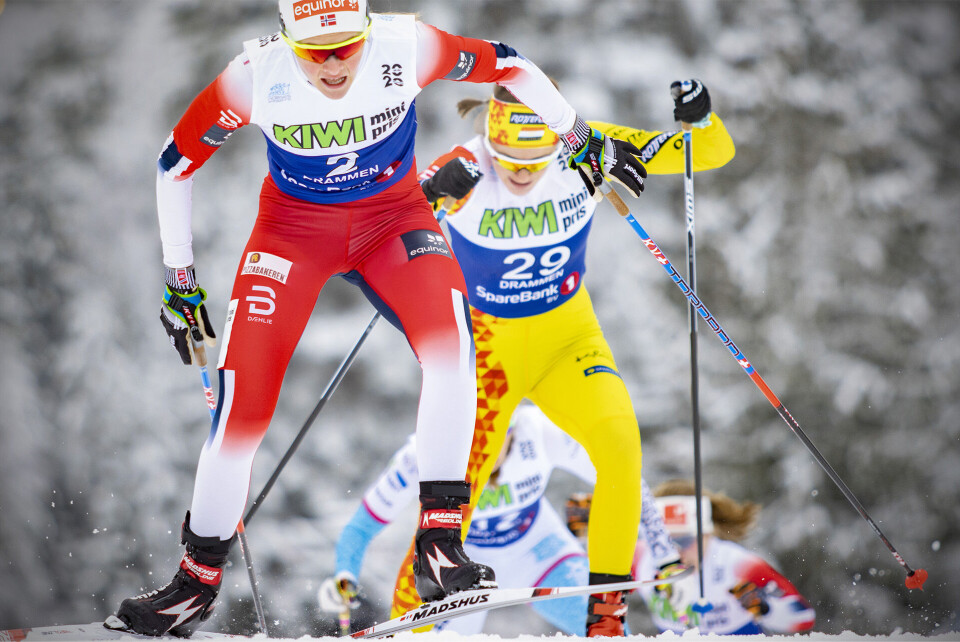 IMPONERTE: Caroline Madsen (bak i gult) fulgte sølvvinner Ane Appelkvist Stenseth som en klegg i semifinalen.På kvinnesiden skal imidlertid både Madsen, Fossesholm og Stavås Skistad konkurrere mot Johaug og de øvrige landslagsløperne igjen på lørdag.