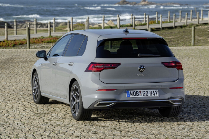 I likhet med Passat, er nye Golf også utstyrt med WeConnect. Det betyr at bilen er kontinuerlig koblet til internett gjennom en kommunikasjonsmodul som sitter i bilen fra fabrikk. Appstyring av bilen samt Guide&Inform-tjenestene gjøres dermed uten å måtte "vekke" bilen eller koble til via delt internett på telefonen. Datatrafikken bekostes av Volkswagen AG. I likhet med Passat, er nye Golf også utstyrt med WeConnect. Det betyr at bilen er kontinuerlig koblet til internett gjennom en kommunikasjonsmodul som sitter i bilen fra fabrikk. Appstyring av bilen samt Guide&Inform-tjenestene gjøres dermed uten å måtte "vekke" bilen eller koble til via delt internett på telefonen. Datatrafikken bekostes av Volkswagen AG.