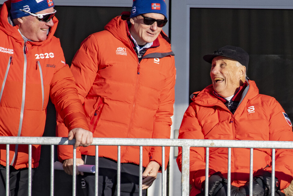 GOD STEMNING: NM-sjef Arne Madsen, skipresident Erik Røste og kong Harald kunne glede seg over et vellykket arrangement på tribunen søndag. (FOTO: ALEXANDER JANSEN / DRM24)