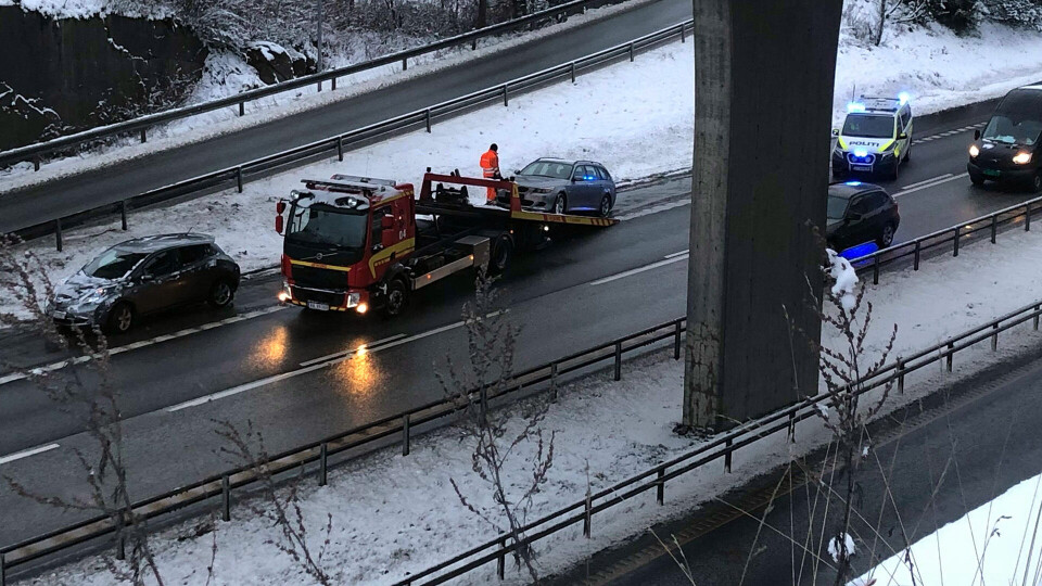 Klokken 09.20 melder politiet at veien er ryddet for fri ferdsel, men det var fortsatt kø på strekningen bakover mot Kobbervikdalen og Sande.