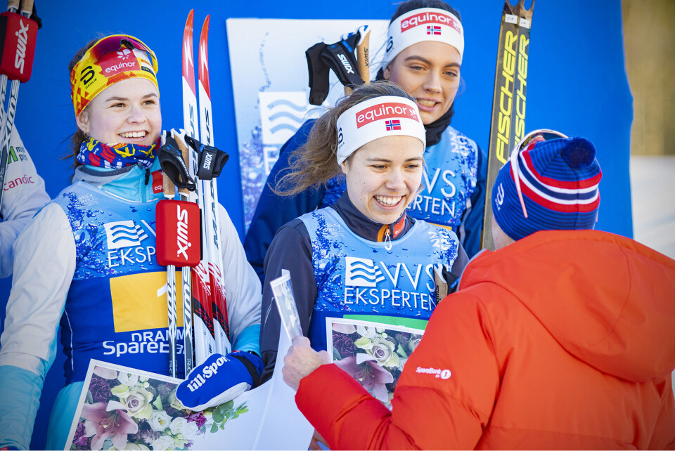 KONGEN: Kong Harald likte det han så, her i munter passiar med gulljentene fra Nes Ski.LES OGSÅ: