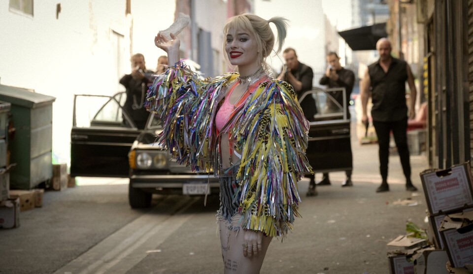 Klippen holdes i god harmoni med foto, som freaker ut i crazy-klipp i noen av Harley Quinns sideblikk, noe som passer utrykket godt. Lydbildet er høyt og effektfullt. Karakterene er mange og ganske så karikerte, hvor de fleste aldri helt får tid til å utvikles. Humoren er varierende, ikke alt sitter like godt, mens andre ting setter godt i gang munterhetsbarometeret.Harvey Quinn heiser det hvite flagget mens hun er flankert av lysskye individer