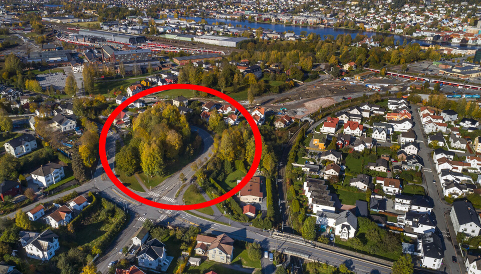 BERØRT OMRÅDE: Skogholtet merket med rødt er nå fjernet og omgjort til anleggsplass. Til høyre for merket område er anleggsplassen hvor kulverten går ned i bakken ved siden av dagens Vestfoldbane. (ARKIVFOTO: NILS J. MAUDAL)