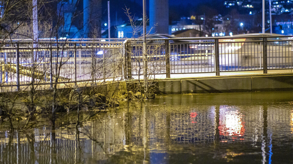 LITT IGJEN: Rundkjøringen mellom Strømsøbrua og Holmenbrua ligger under vannspeilet, men vannet stoppes av denne kanten som er det laveste punktet rundt veien.