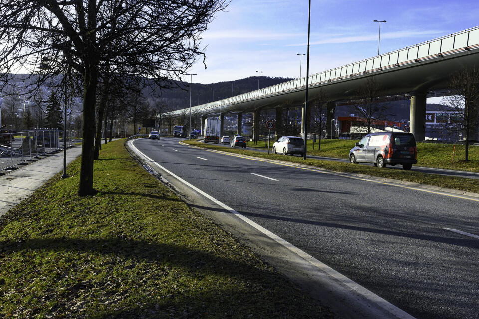 Her i Strandveien kommer en ny rundkjøring for å koble sykehuset til bytrafikken. I anleggsperioden vil trafikken bli ledet provisorisk inn på tomten der det gamle Monterbygget nå rives.