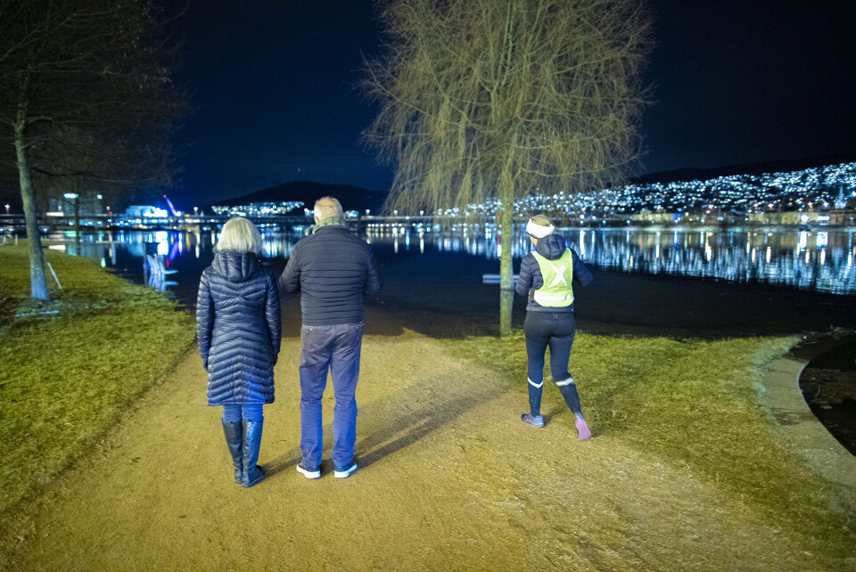 MÅTTE SNU: Turgåerne på Bragernes Strand måtte bruke fortauet langs veien isteden.