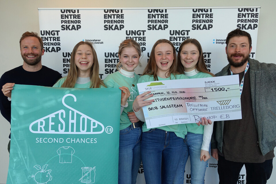 BESTE SALGSTEAM: F.v: Christoffer Biering fra Trelleborg offshore, Julia Opsahl Schnell, Nelly Laila Biernacki, Elna Leonora Alvén Frølich og Ane Knuten Tonheim fra Reshop EB på Marienlyst skole, og Jan Fredrik Grøndal Henriksen fra Buskerud teater. (FOTO: UNGT ENTREPRENØRSKAP)