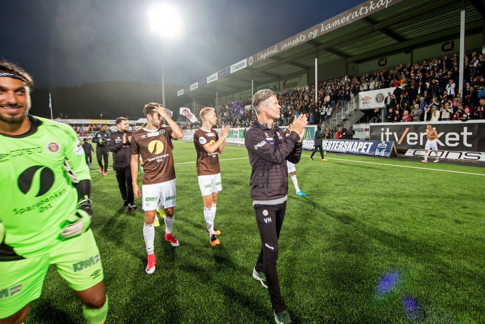 PÅ GAMLE TOMTER: Makani (til venstre) og Vegard Hansen takker publikum etter å ha slått Brann i kvartfinalen i cupen i 2017. (ARKIVFOTO: ALEXANDER JANSEN / DRM24)