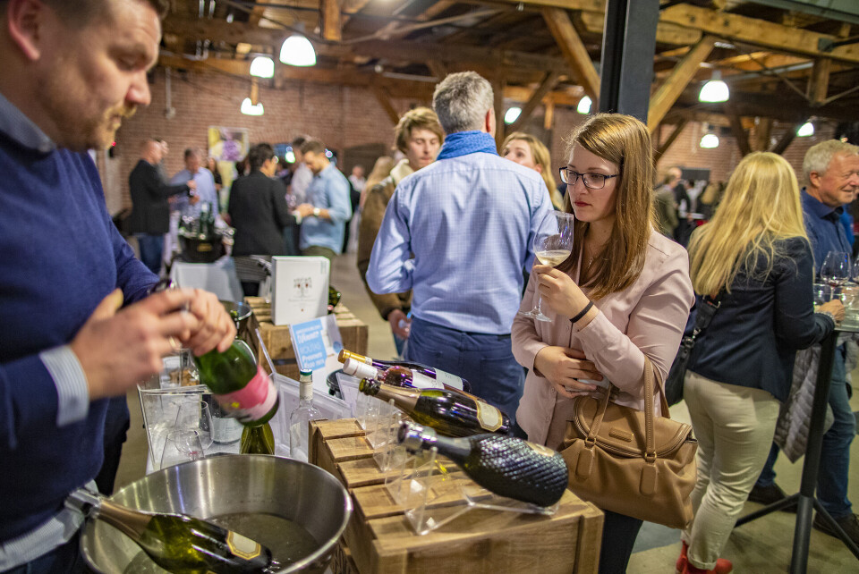 PÅ VINSMAKING: Victoria Langli fikk teste «luksus-rosé» av drammensimportør Sverre Magnus Holen: - Den var rund i smaken og behagelig å drikke. Jeg nyter et glass av og til, og det er veldig hyggelig med venninnekveld her i dag, sier Langli, også fra Drammen.