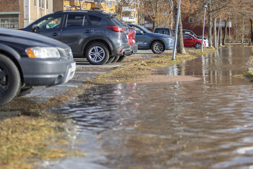 CENTRALGARAGEN: Bilforhandleren på Landfalløya hadde en stund vannet helt opp på parkeringsplassen.