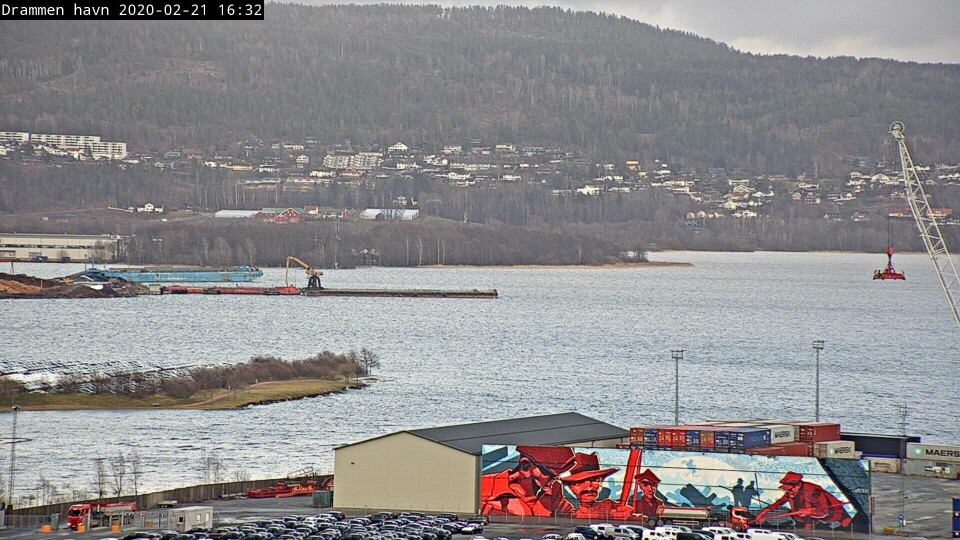 HØY VANNSTAND: Her fra Fjordparken på Brakerøya fredag ettermiddag, delvis oversvømt. (FOTO: DRAMMEN HAVN/WEBKAMERA)