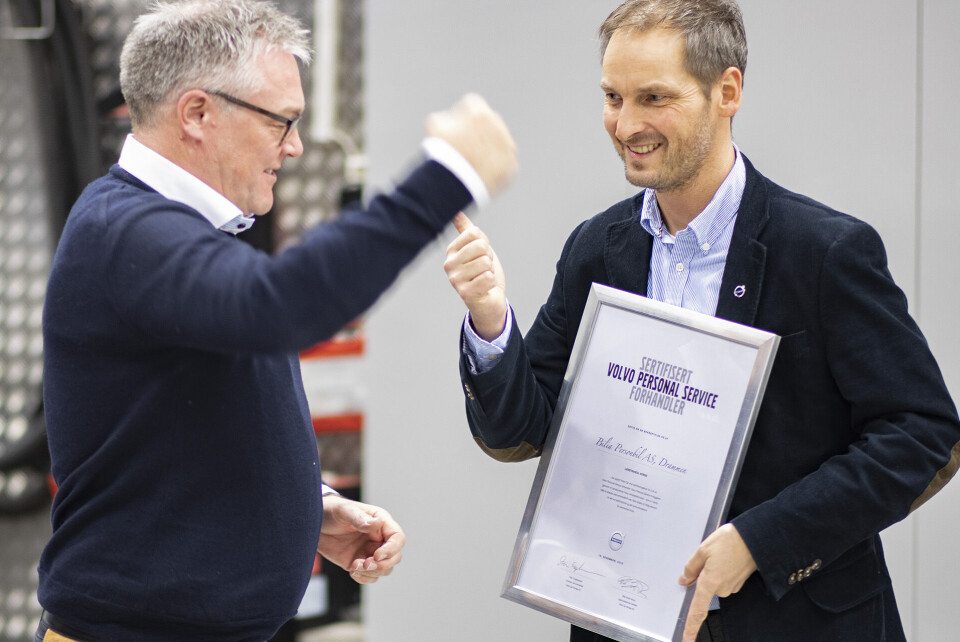 GODKJENT: Prosjektansvarlig for Volvo Personlig Service, Rune Solbakken (t.h.), overrekker verkstedsjef John Kåre Bergene hos Bilia Drammen det synlige beviset på at verkstedet nå er sertifisert og klart for å operere etter Volvos nye konsept.
