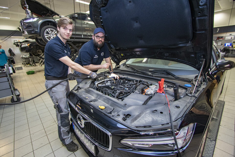 TEAMWORK: Det er den nye hverdagen for Volvo-teknikerne Martin Svendsen (t.v.) og Christian Gulbrandsøy på Bilia på Vitbank, her «under huven» på en S90 plugin-hybrid.