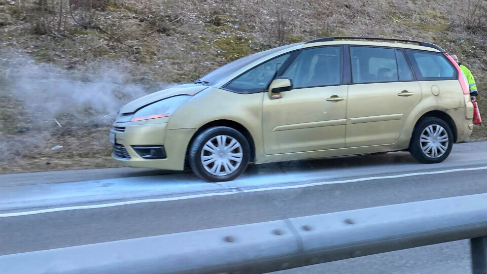 Bilbrann på E134 i ettermiddagsrushet