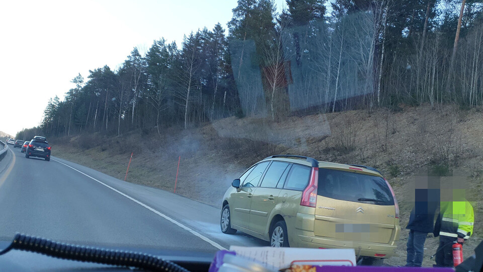 Bilbrannen inntraff retning Drammen, og trafikken kunne passere forbi på stedet. LESERFOTO: ALEXANDER HØYER