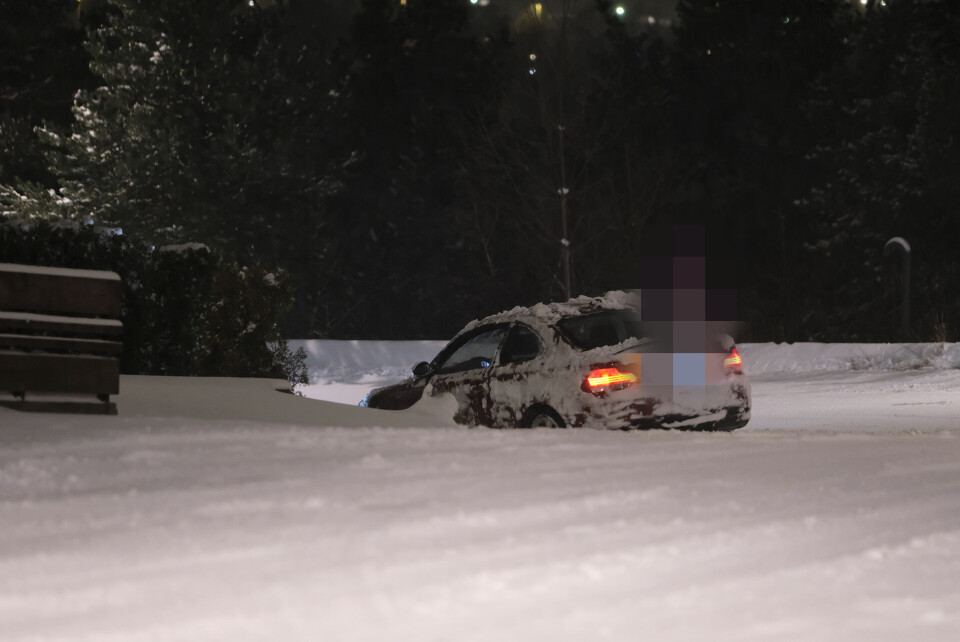 I GRØFTA: En ung mann havnet i grøfta med BMW-en, og ble trolig en av mange kunder hos bergingsselskapene lørdag kveld.