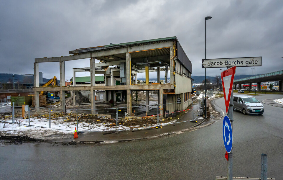 HISTORIE: Tomtegaten 64 som huset Monter byggevarehus, jevnes nå med jorden for å gi plass til ny firefelt adkomstvei til sykehuset.