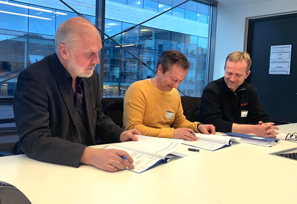 SIGNERT: Prosjektdirektør Dag Bøhler og Dagfinn Evensen fra Arne Olav Lund utveksler signatur og inngår dermed kontrakt for videre samarbeid.