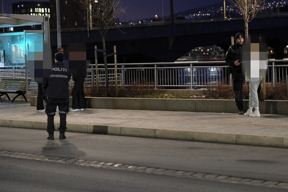 AVHØRTE VITNER: En rekke personer ble vitne til mannens opptreden, her avhører politiet vitner.