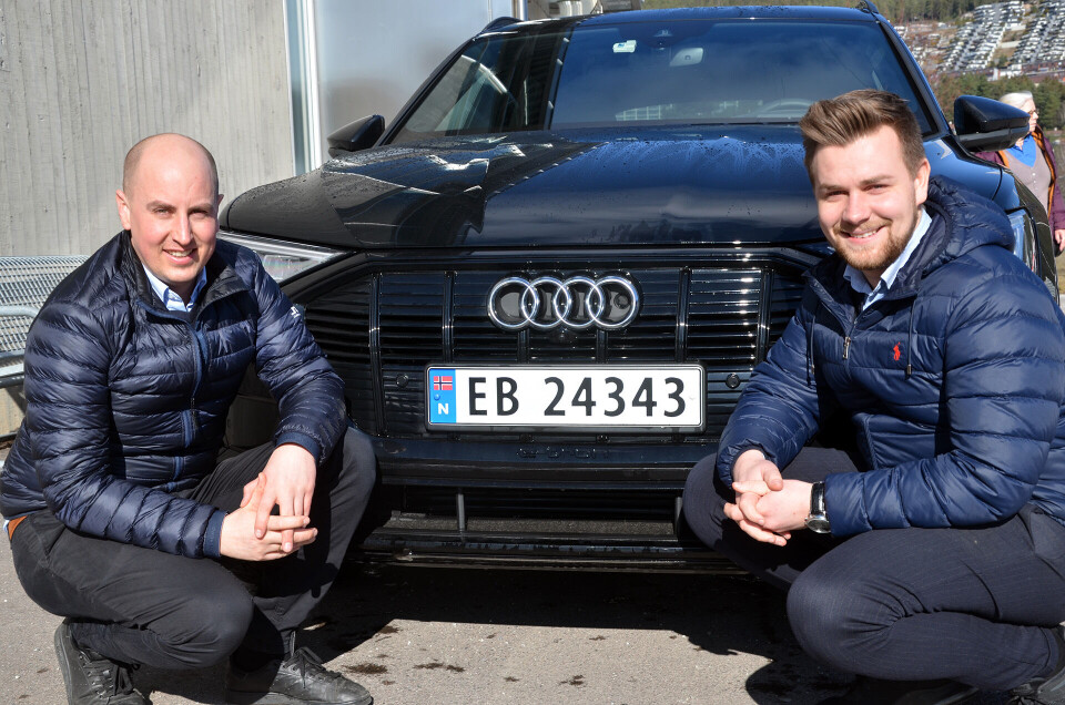 SUKSESSMODELL: Magnus Løver (t.v.) og Anders Hovde er svært godt fornøyde med salgsutviklingen for Audi e-tron.