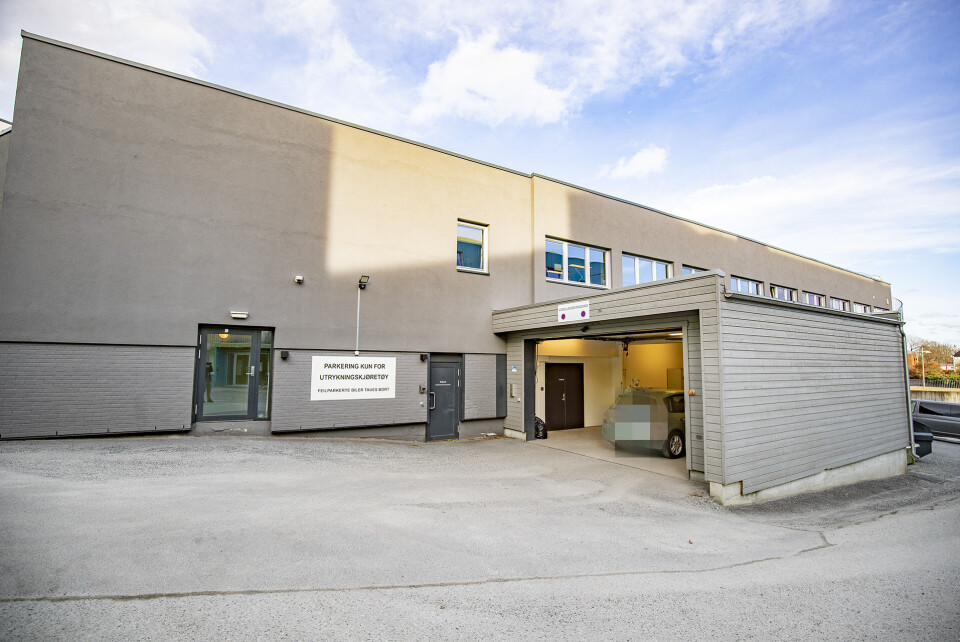 TEST-LOKALET: Selve corona-testingen blir utført i ambulansegarasjen bak legevakta. Bare mens DRM24 var på stedet i omlag 10 minutter tirsdag, var tre biler innom for test.